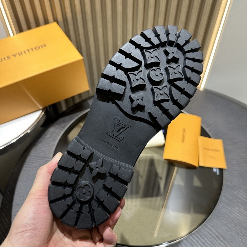 LOU1_TON SNEAKERS(The one with LV letters on the shoe is on the back)