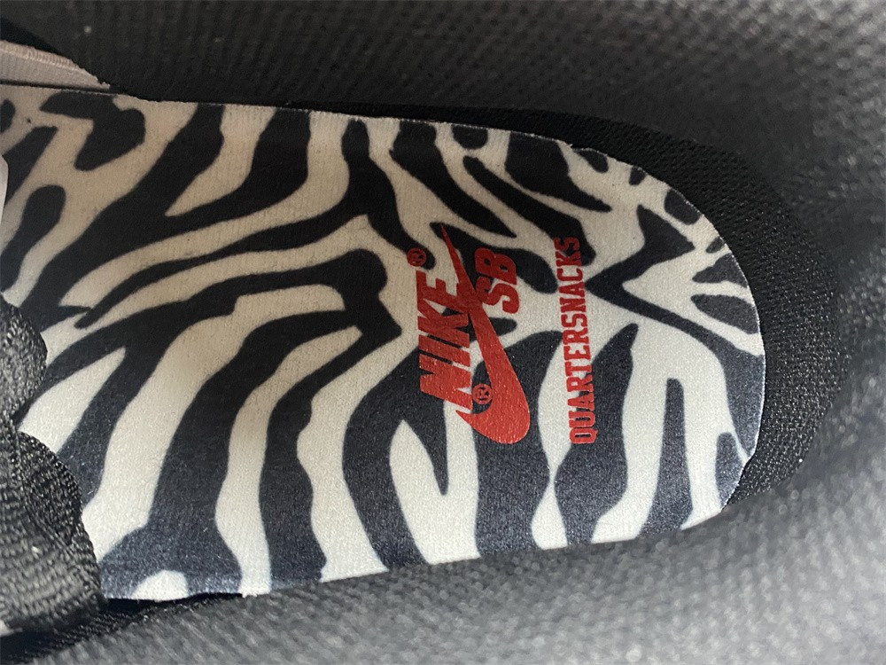 QUARTERSNACKS X NIKE DUNK LOW SB 