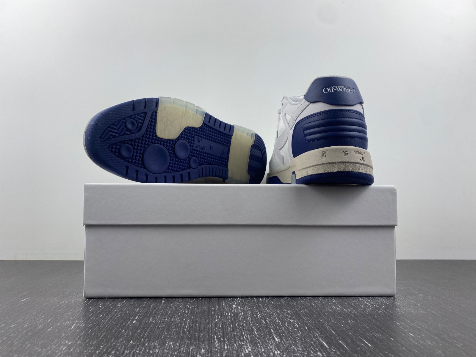 Off-White c/o Virgil Abloh