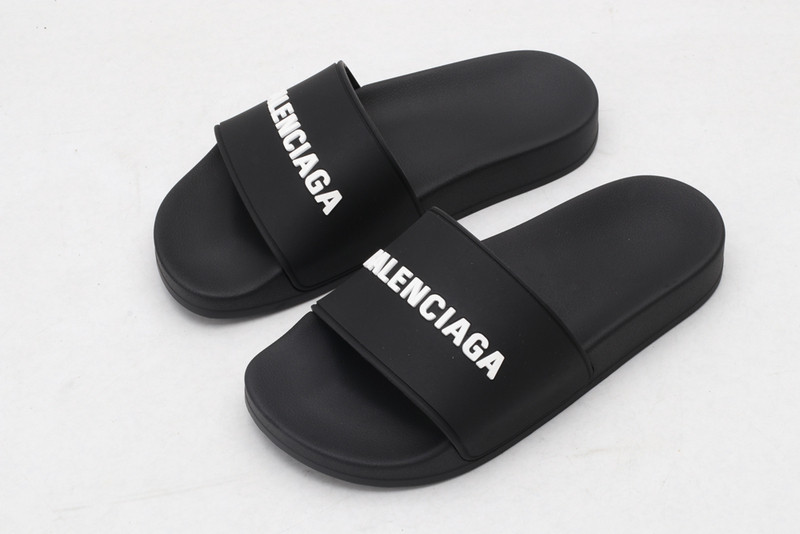 Ba*len*cia*ga black slides