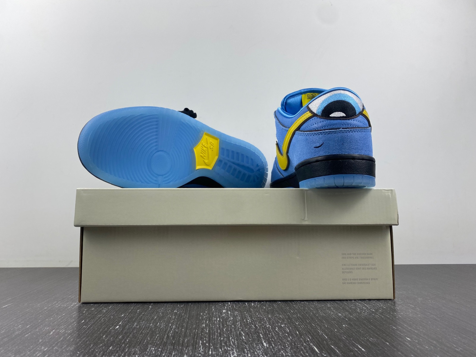 Nike THE POWERPUFF GIRLS X DUNK LOW PRO SB QS 