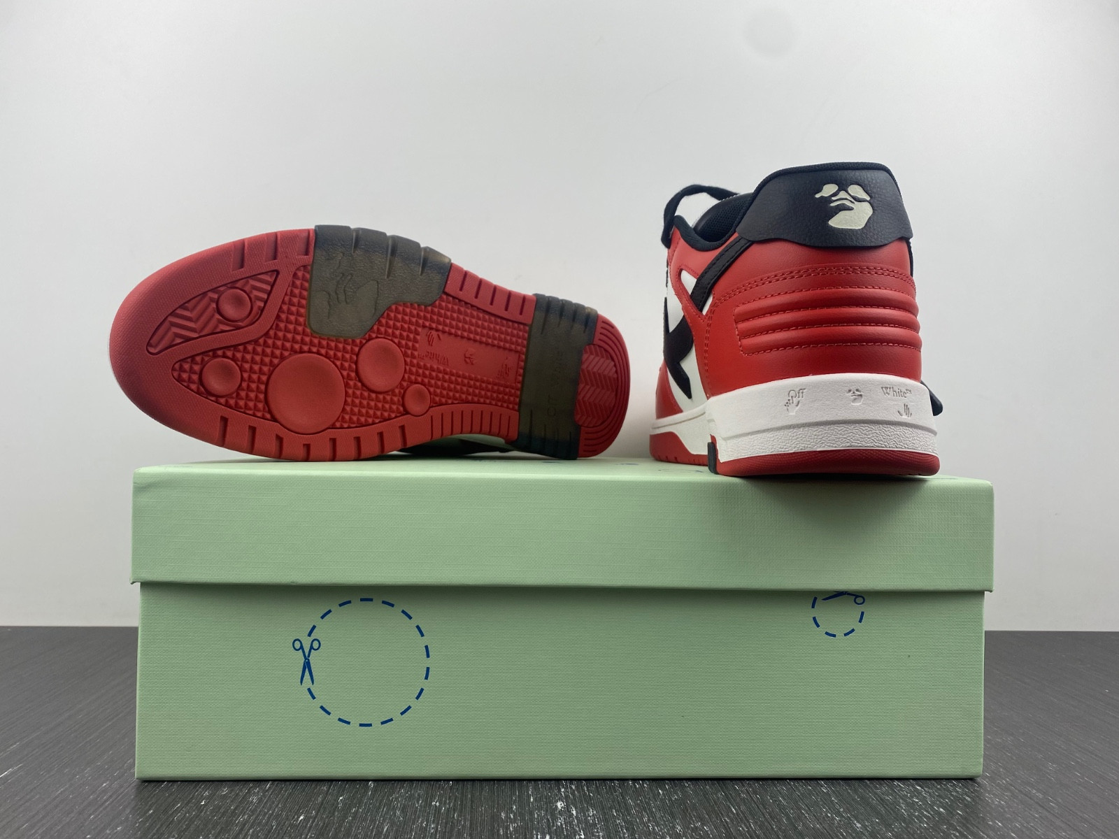 Off-White c/o Virgil Abloh