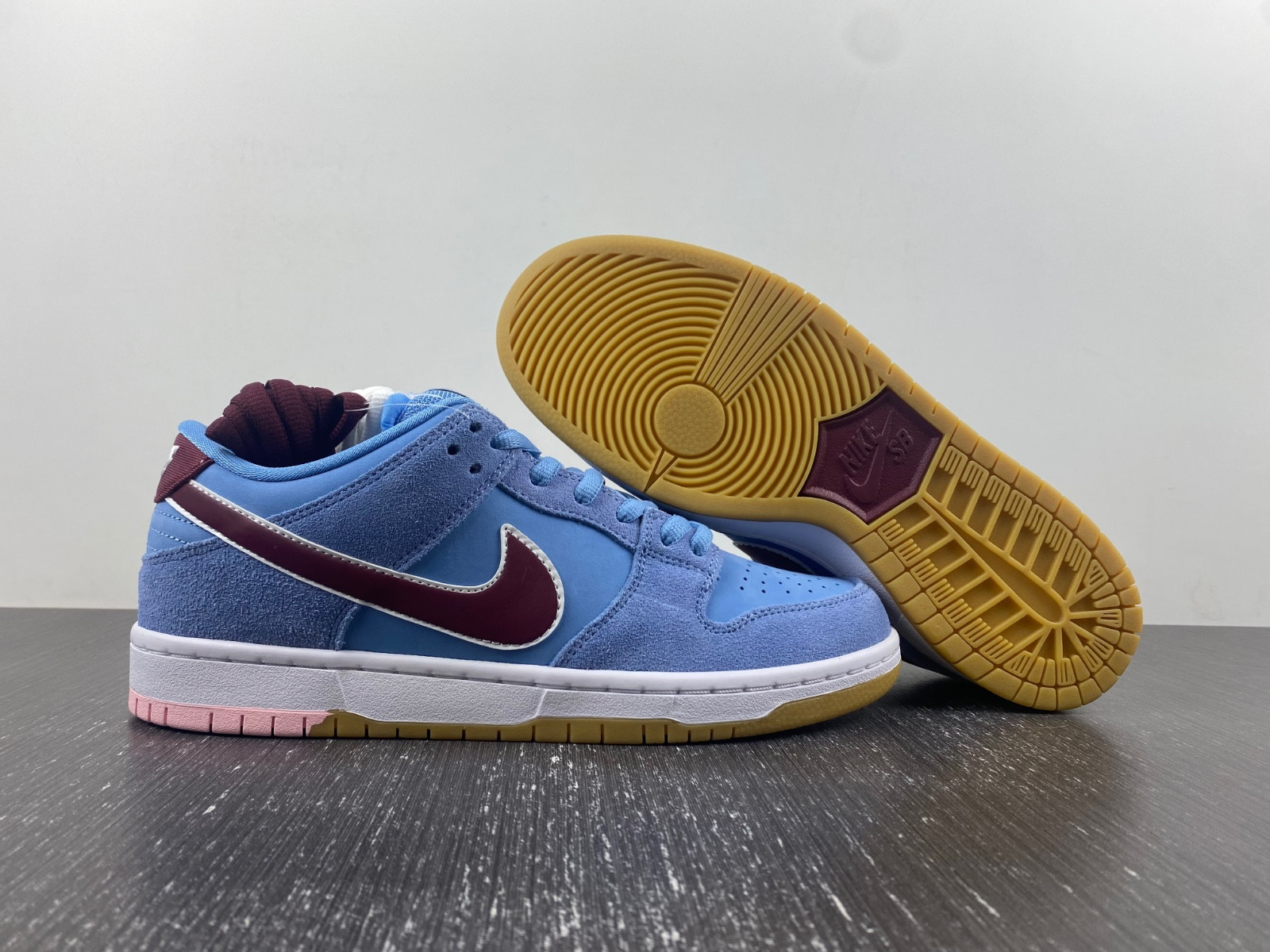 Nike SB Dunk Low Philadelphia Phillies - DQ4040-400