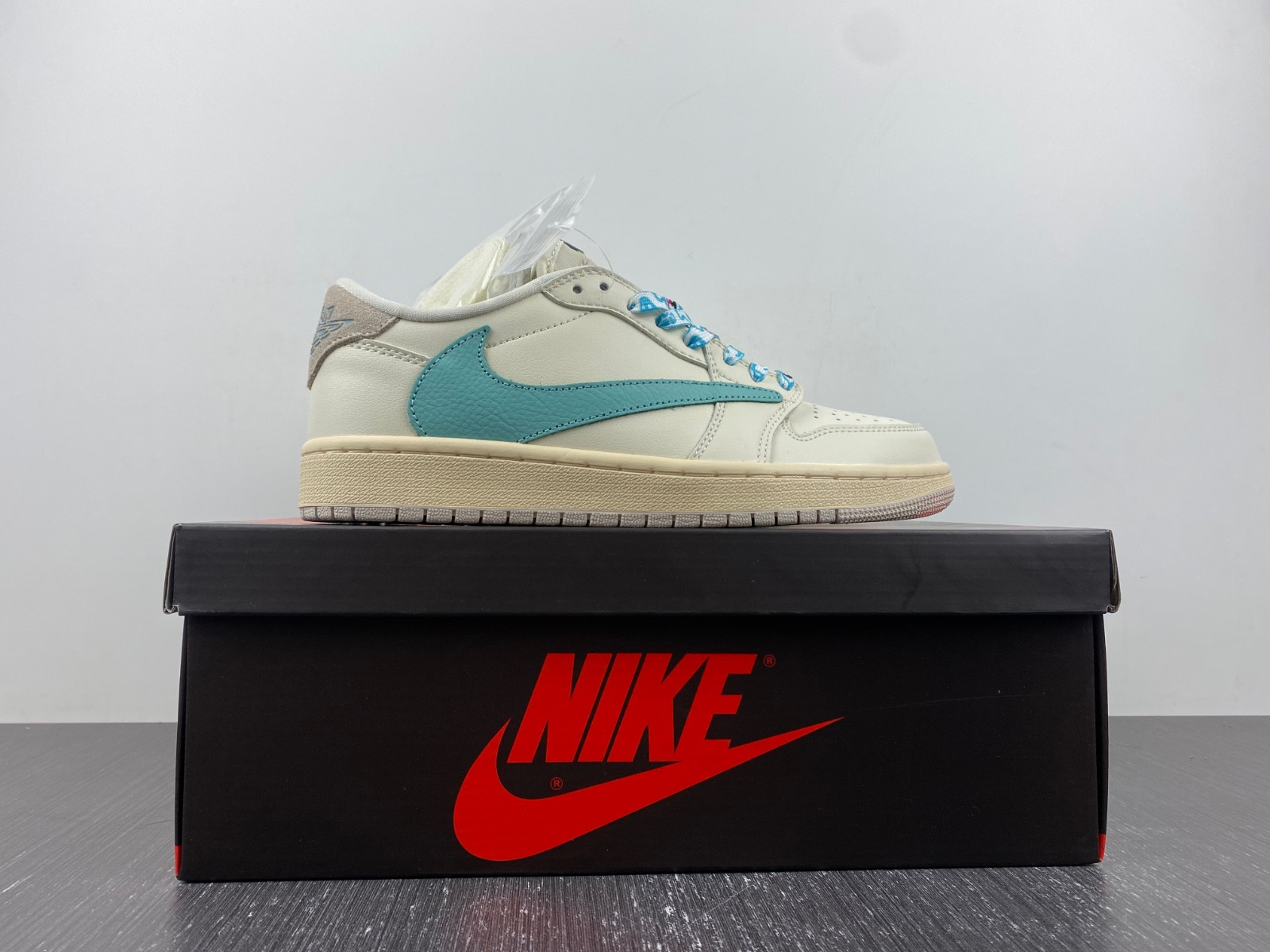 Travis Scott x Air Jordan 1 Low OG DM7866-102