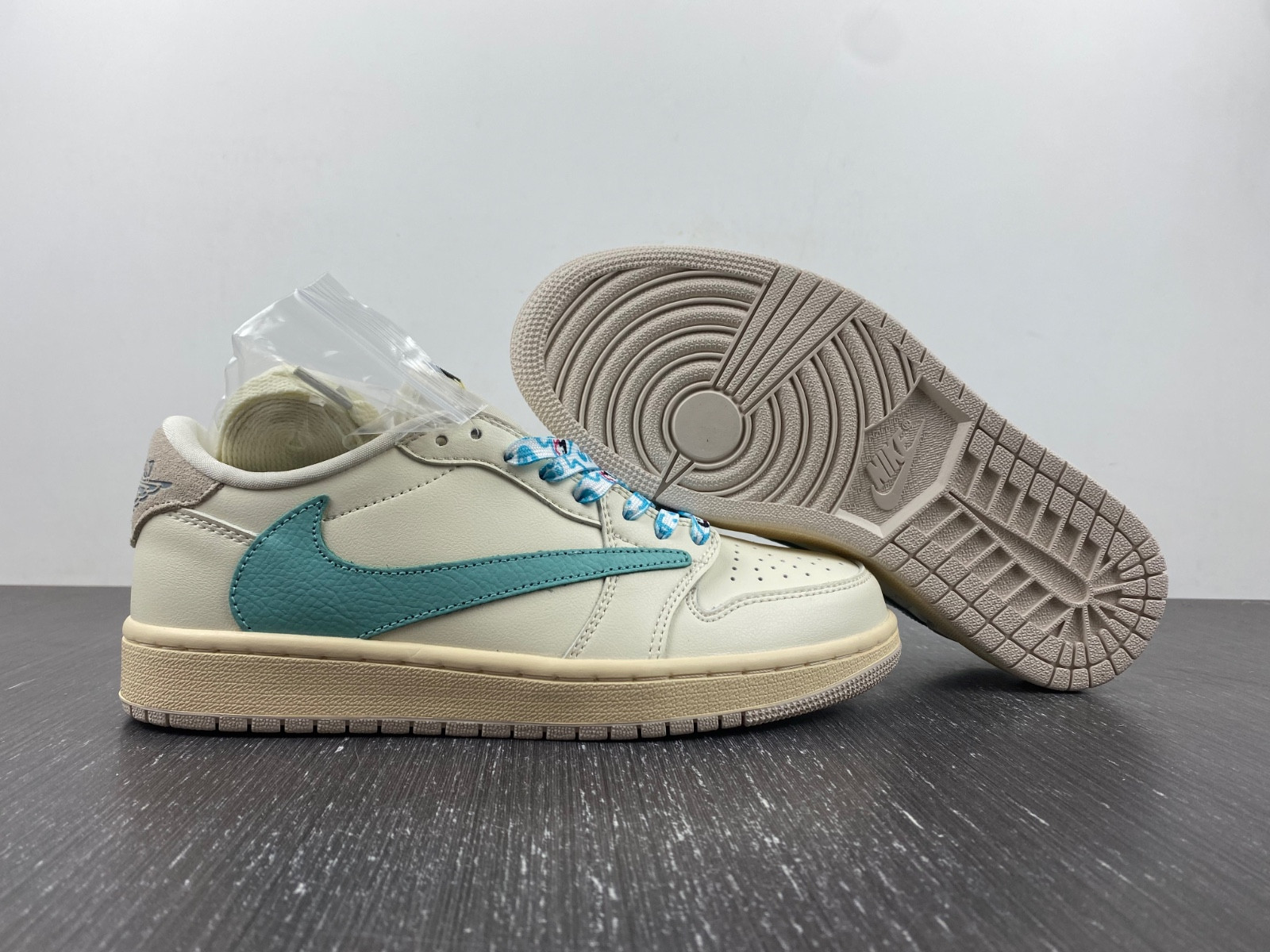 Travis Scott x Air Jordan 1 Low OG DM7866-102