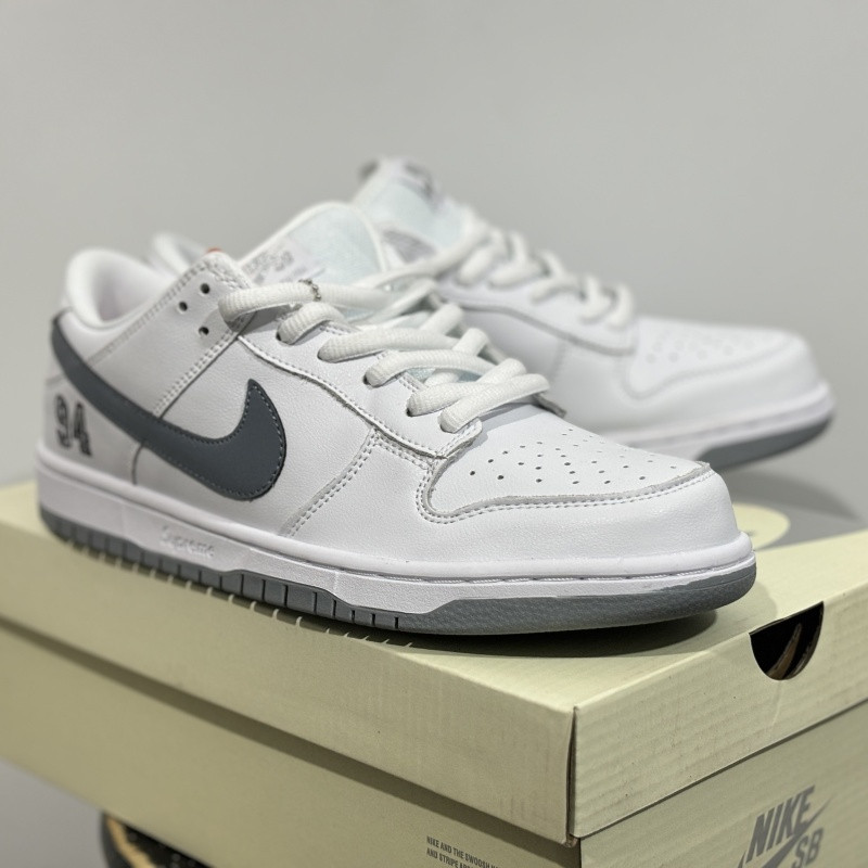 Suprem* x Nike SB Dunk Low White / Metallic Silver-White HQ8487-100
