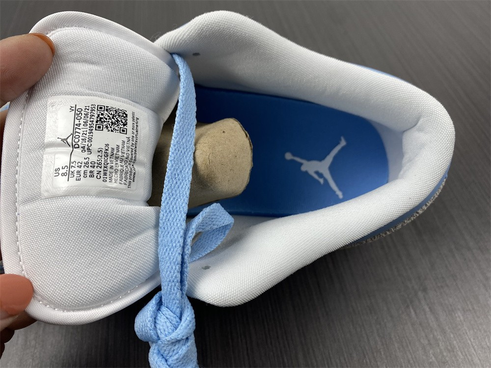 Air Jordan 1 Low "University Blue" DC0774-050