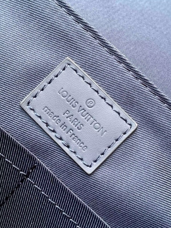 Louis Vuitton messenger