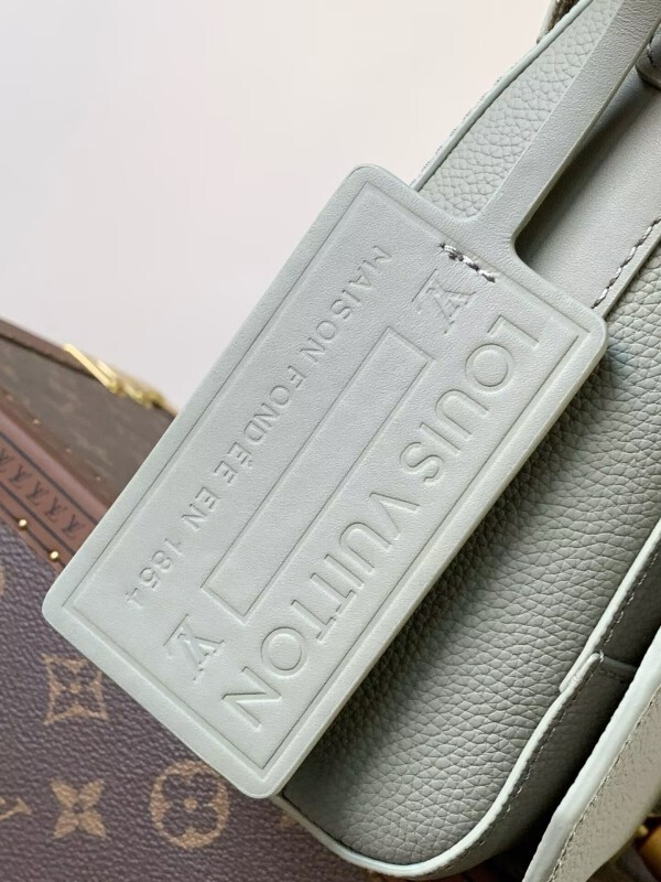 Louis Vuitton messenger