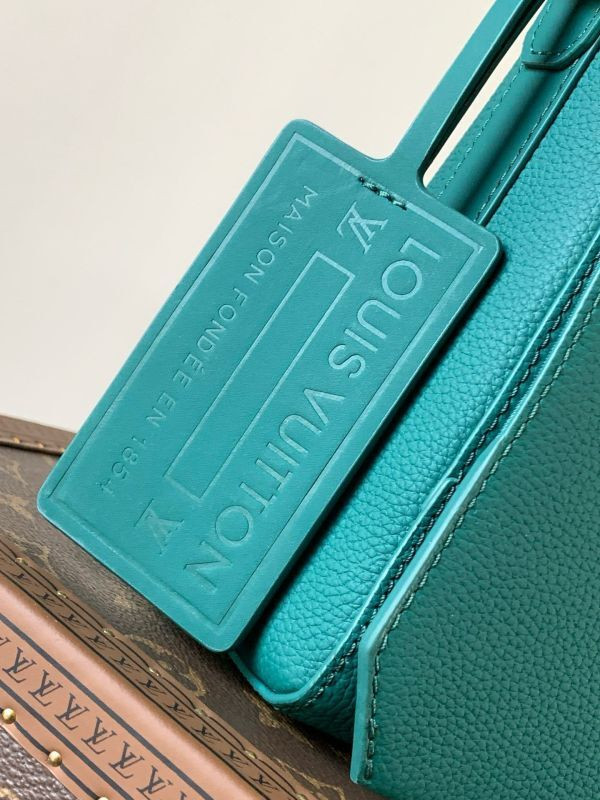 Louis Vuitton messenger