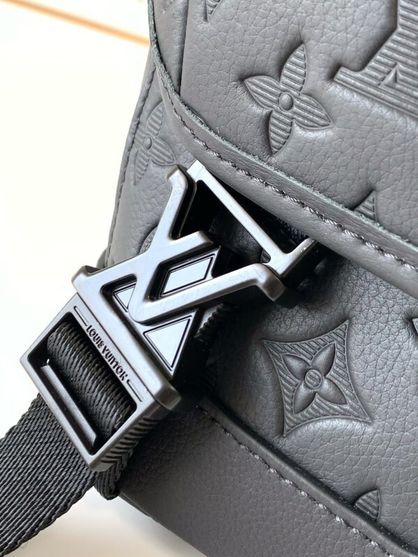 Louis Vuitton Messenger Voyager PM G65