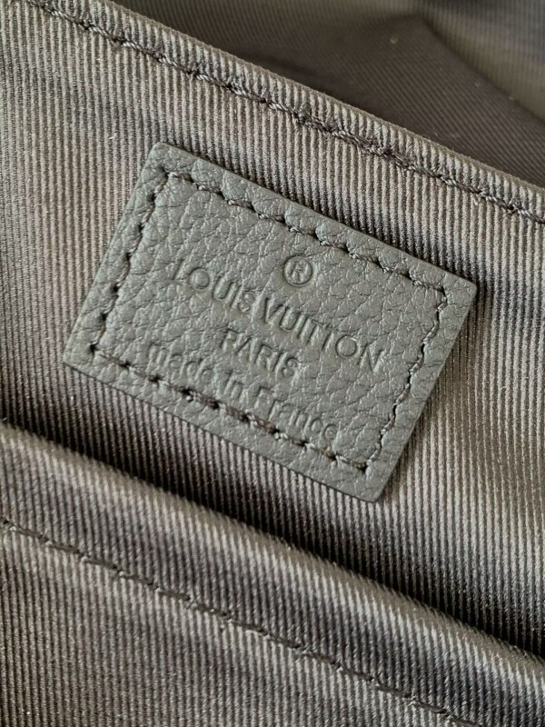 Louis Vuitton Messenger Voyager PM G65