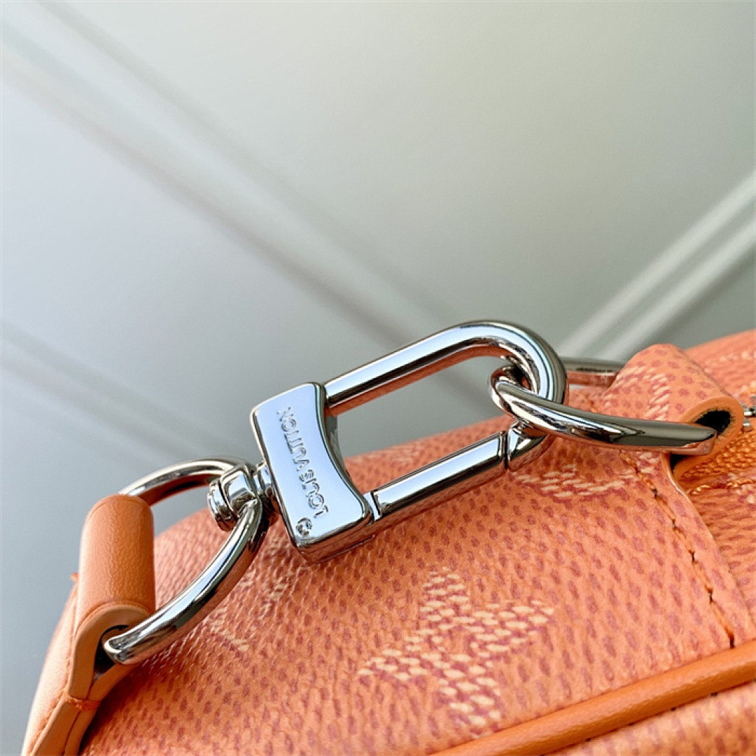 Trocadéro Wearable Wallet M26825