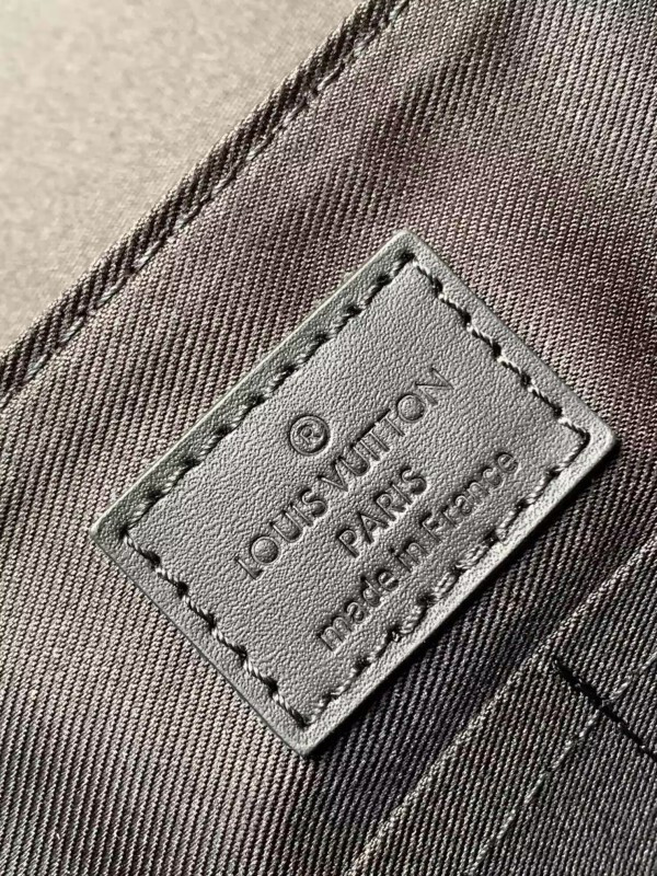 Louis Vuitton messenger