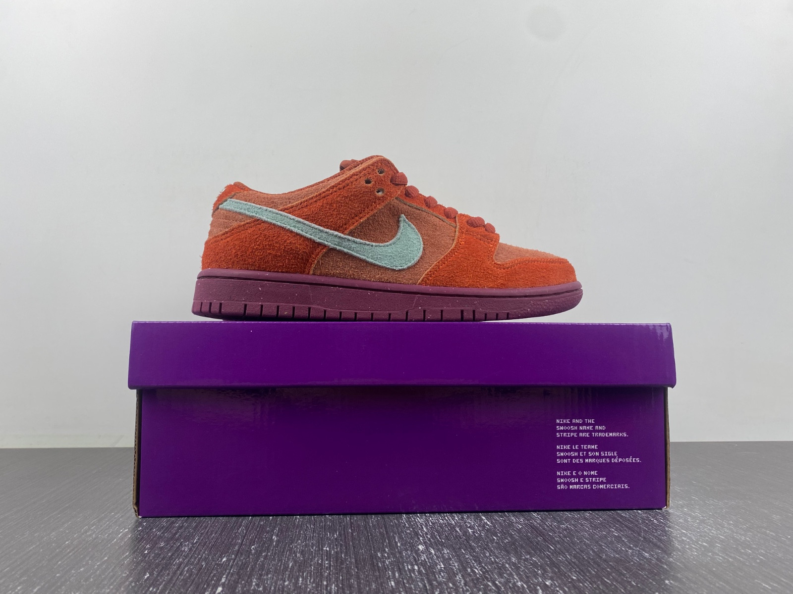 Nike SB Dunk Low "Mystic Red" DV5429-601