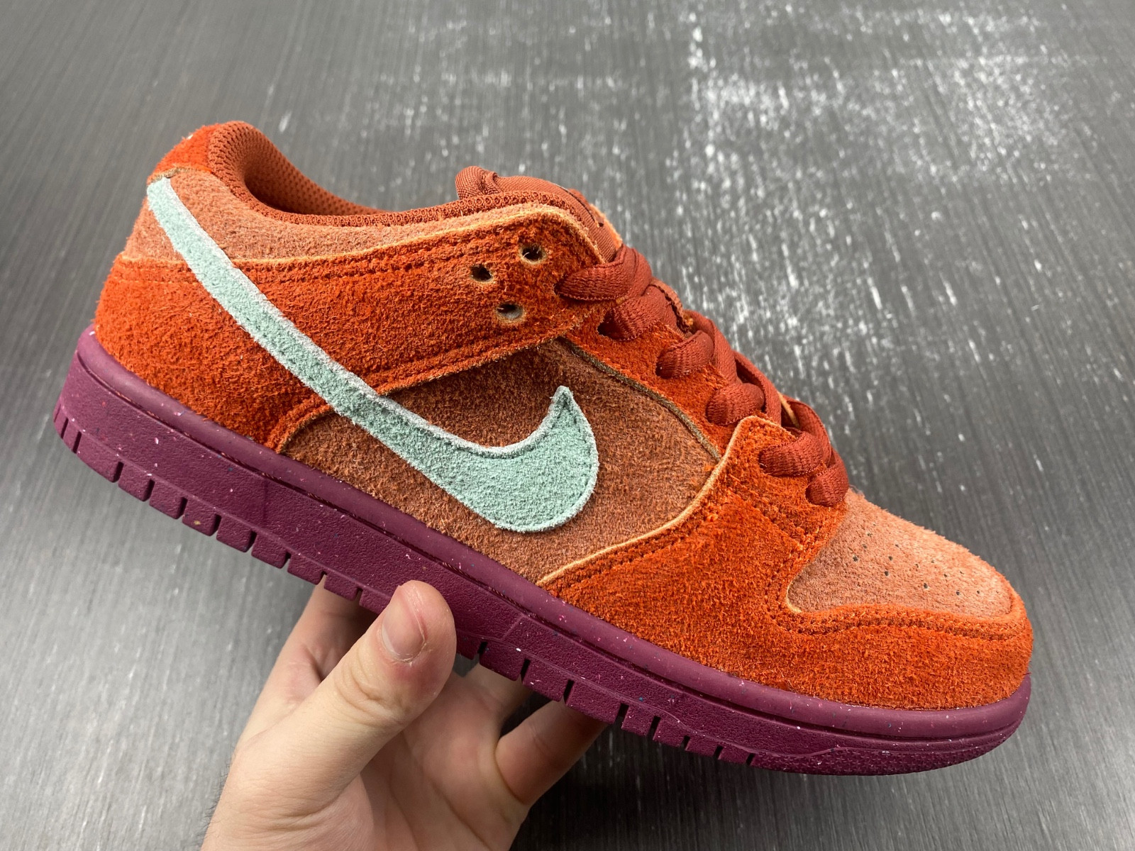 Nike SB Dunk Low "Mystic Red" DV5429-601