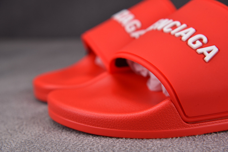 Ba*len*cia*ga red slides