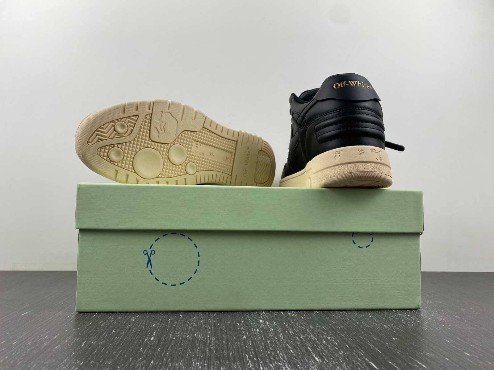 Off-White c/o Virgil Abloh