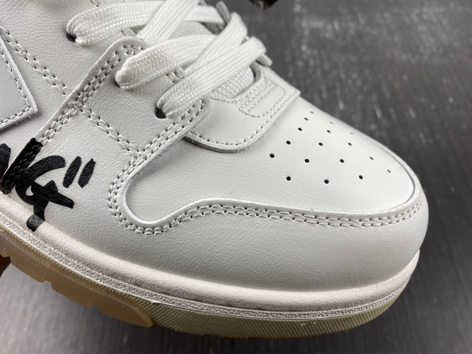 Off-White c/o Virgil Abloh