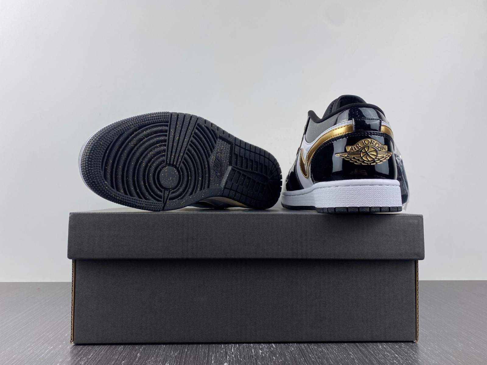 Jordan 1 Low SE Gold Toe (GS) - DR6970-071