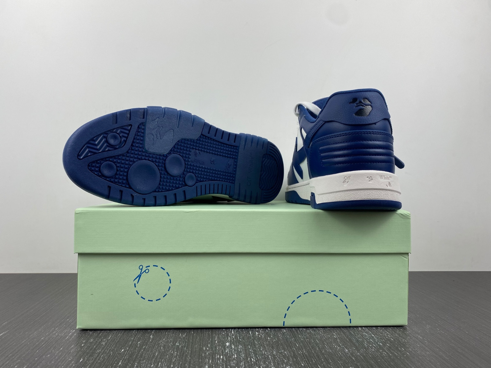 Off-White c/o Virgil Abloh