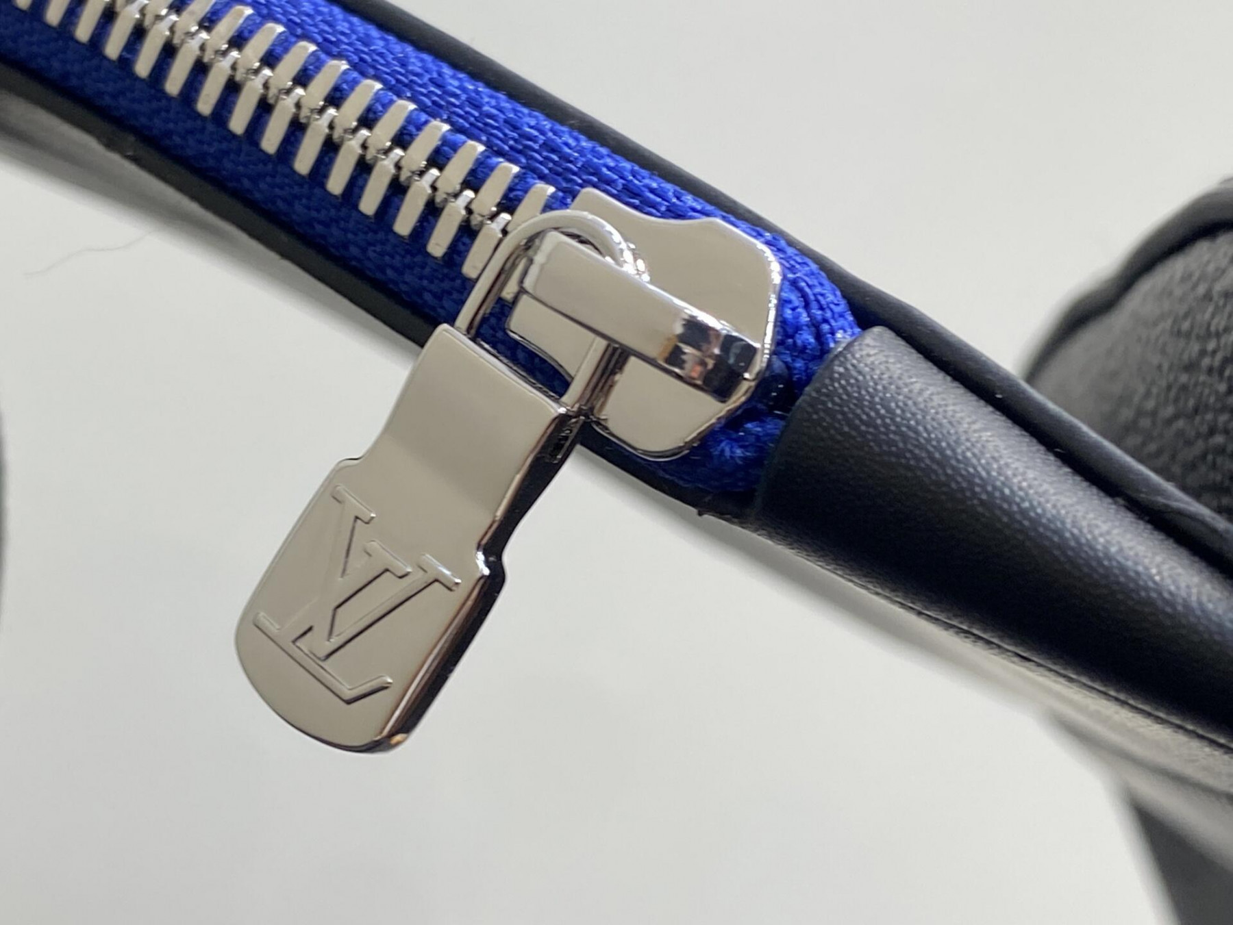 LV Avenue Slingbag Damier Graphite Canvas