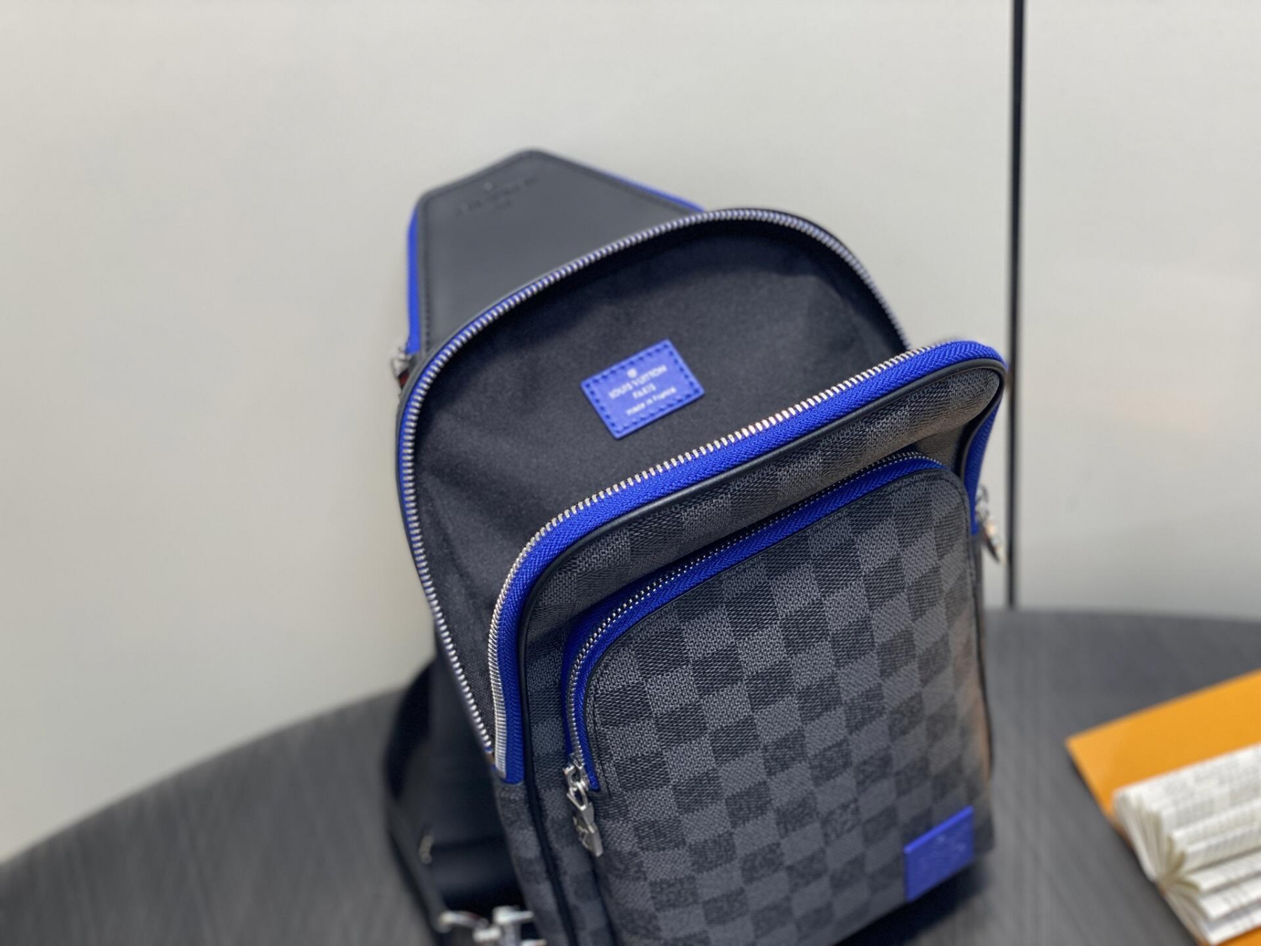 LV Avenue Slingbag Damier Graphite Canvas