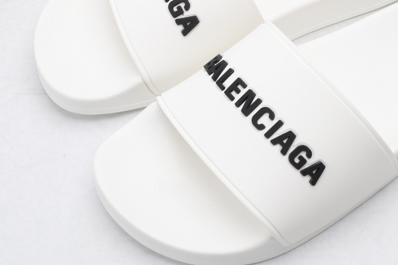 Ba*len*cia*ga white slides