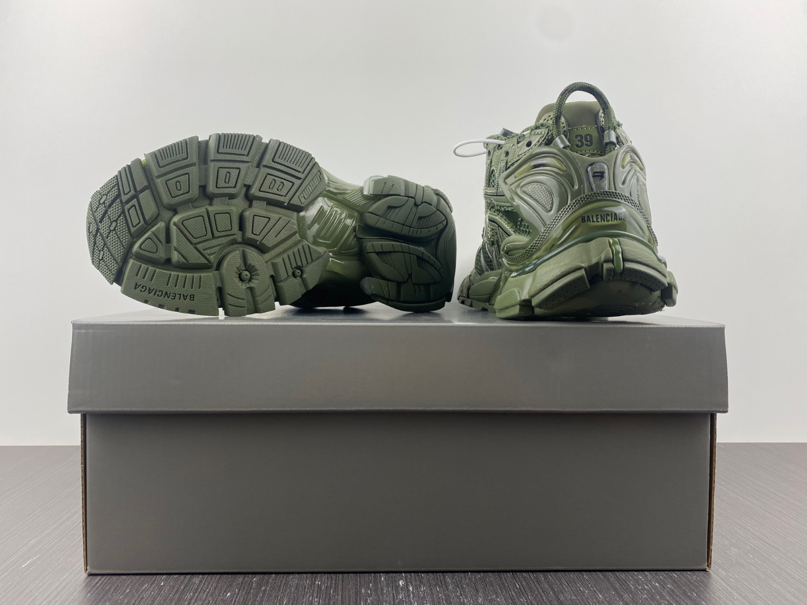 Ba*len*cia*ga runner 677402 w1rn3 2025