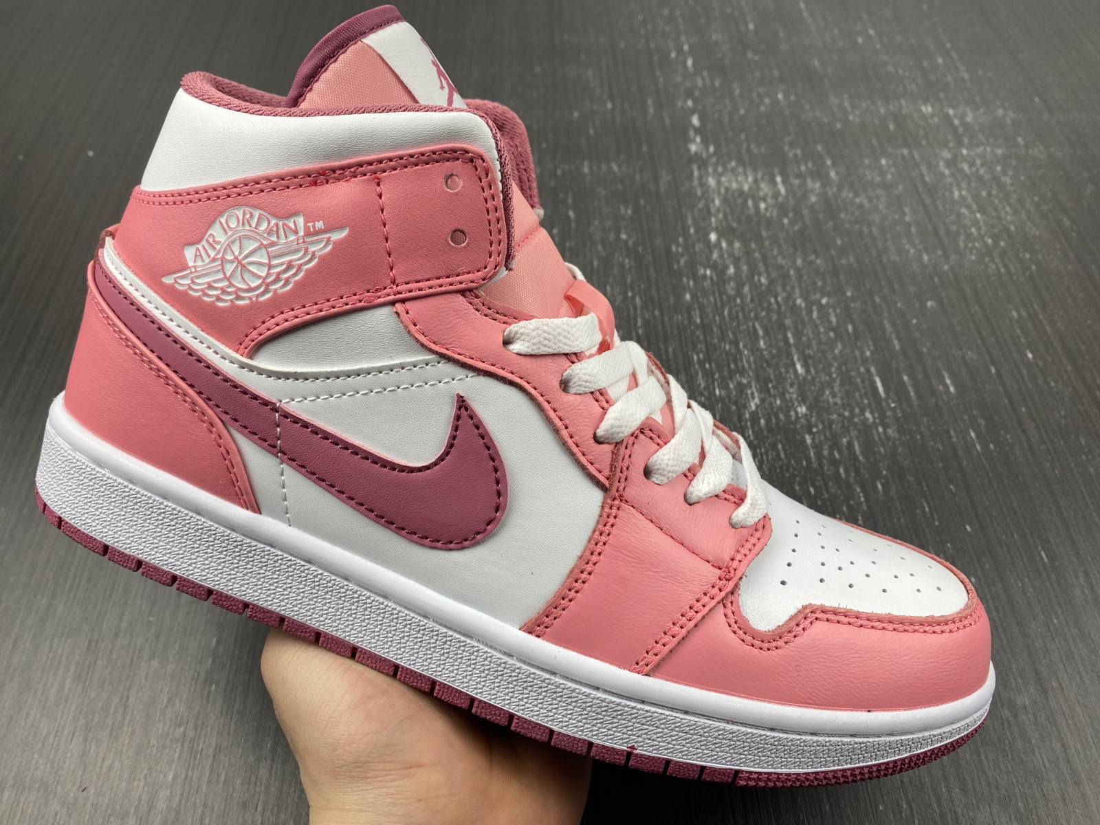 Jordan 1 Mid Valentine