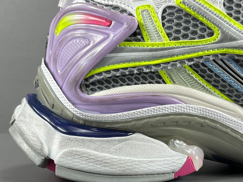 Ba*len*cia*ga runner 772767 w3rny 0361 (it’s not the same as the previous one!)