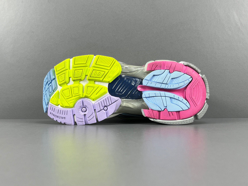 Ba*len*cia*ga runner 772767 w3rny 0361 (it’s not the same as the previous one!)