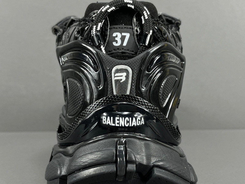 Ba*len*cia*ga runner 772767 w3rny 0135 (it’s not the same as the previous one!)