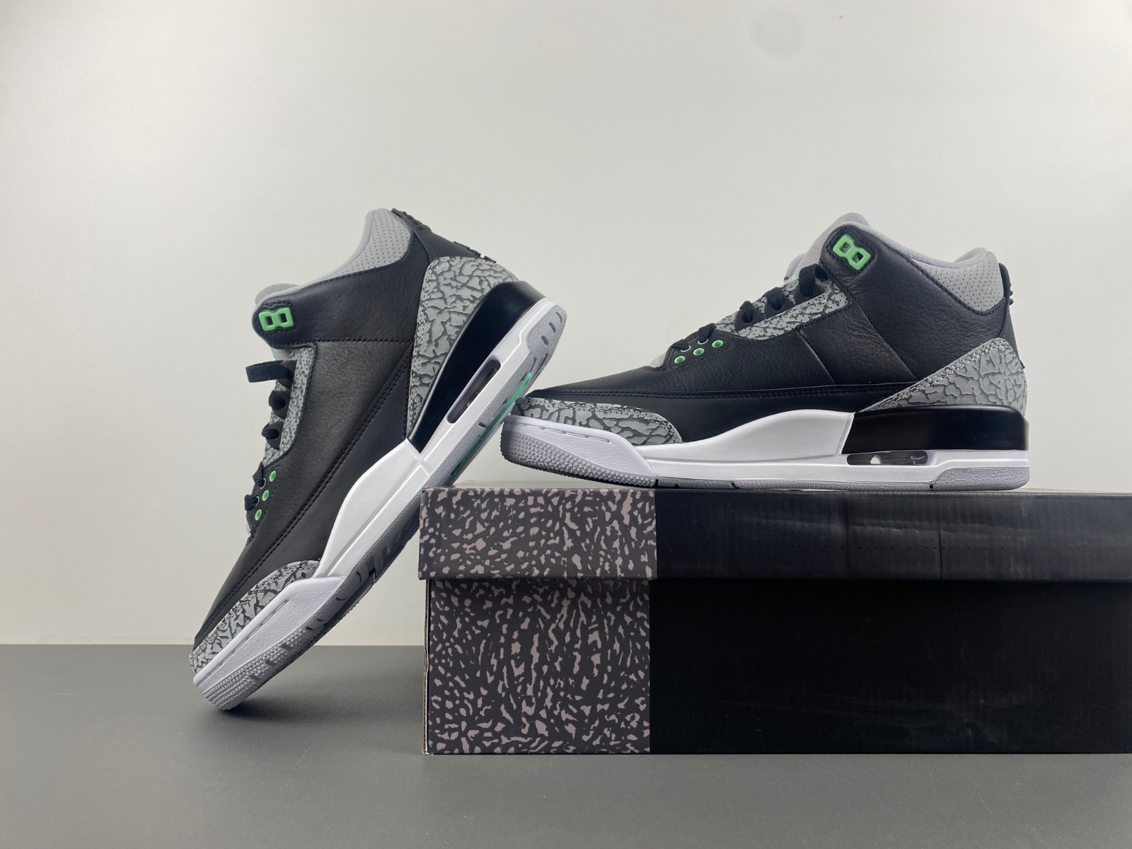 Air Jordan 3 "Black/Green Glow" CT8532-031